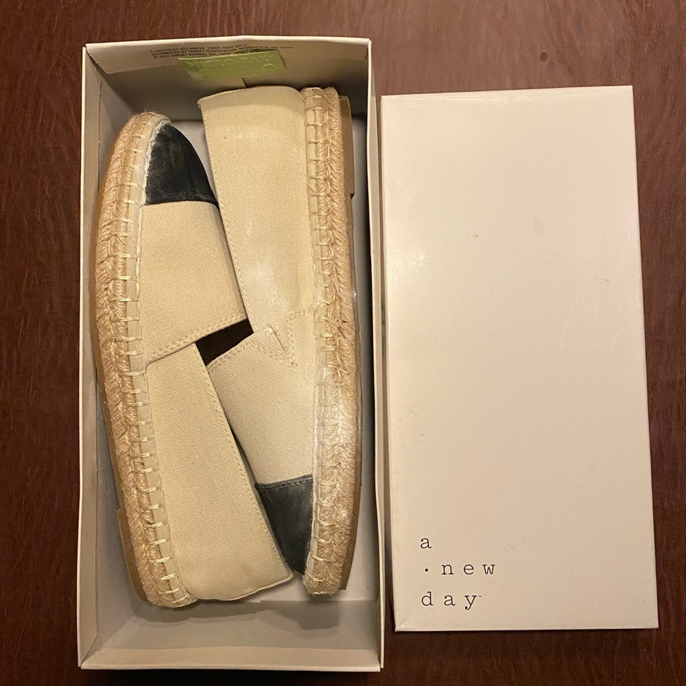 Worn once to big nice slides cream and black cotton with memory foam